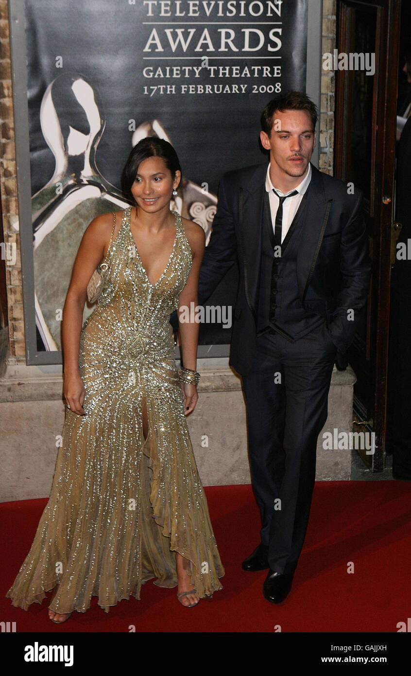 Jonathan Rhys Meyers und seine Freundin Rena Hammer kommen bei den Irish Film and Television Awards im Gaiety Theatre in Dublin an. Stockfoto