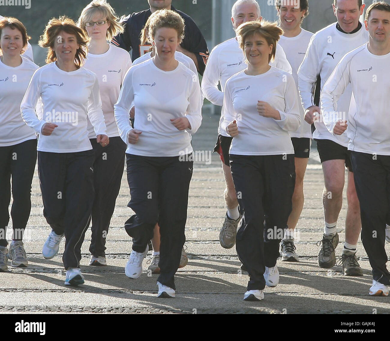 Die Kabinettsministerin für Gesundheit und Wohlbefinden Nicola Sturgeon (rechts) und die Ministerin für öffentliche Gesundheit Shona Robison (Mitte) unterstützen die Initiative für gesundes Leben jogscotland durch die Teilnahme an einem jogscotland-Training. Holyrood Park, Edinburgh. Stockfoto