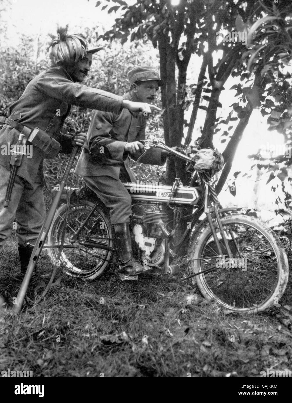 Ein italienischer Bersaglieri-Soldat weist einem Pfadfinder der italienischen VCA (Volontario Ciclisti ed Aotomobilisti), der auf einem italienischen Motorrad der Firma Frera 1915 montiert ist, auf eine feindliche Position hin. Stockfoto