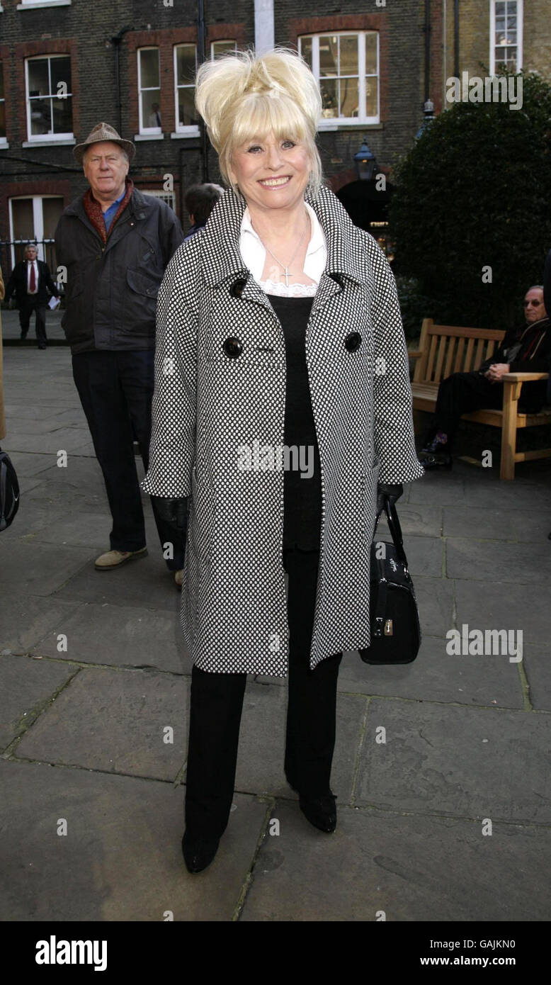 Barbara Windsor kommt zu einem Gedenkgottesdienst für den verstorbenen Sender Ned Sherrin CBE, der in der St. Paul's Church in Covent Garden, im Zentrum von London, abgehalten wird. Stockfoto