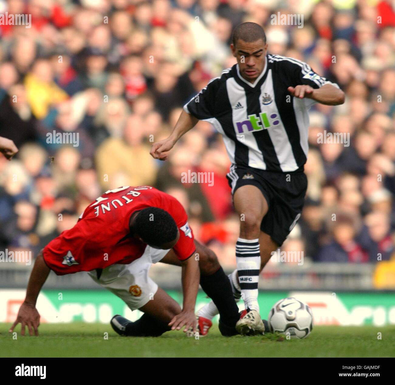 Fußball - FA Barclaycard Premiership - Manchester United / Newcastle United. Kieron Dyer von Newcastle United geht an Quinton Fortune von Manchester United vorbei Stockfoto