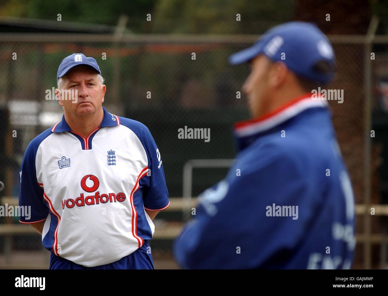 Englands Trainer Duncan Fletcher während einer optionalen Nets-Session im Adelaide Oval nach ihrem Verlust im zweiten Test nach Australien. Stockfoto