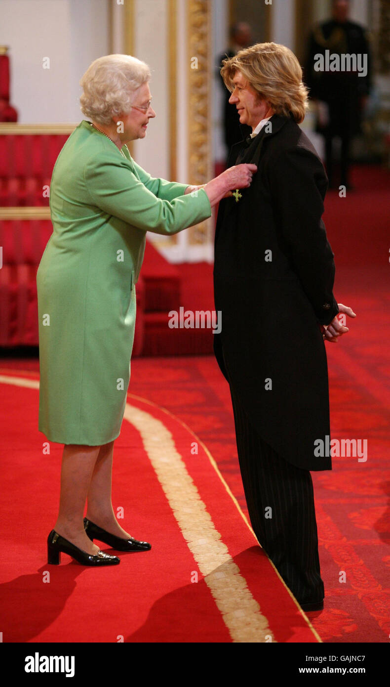 Der Friseur Nicky Clarke erhält seine OBE für Dienstleistungen für die Friseurindustrie von der britischen Königin Elizabeth II im Buckingham Palace, London. Stockfoto