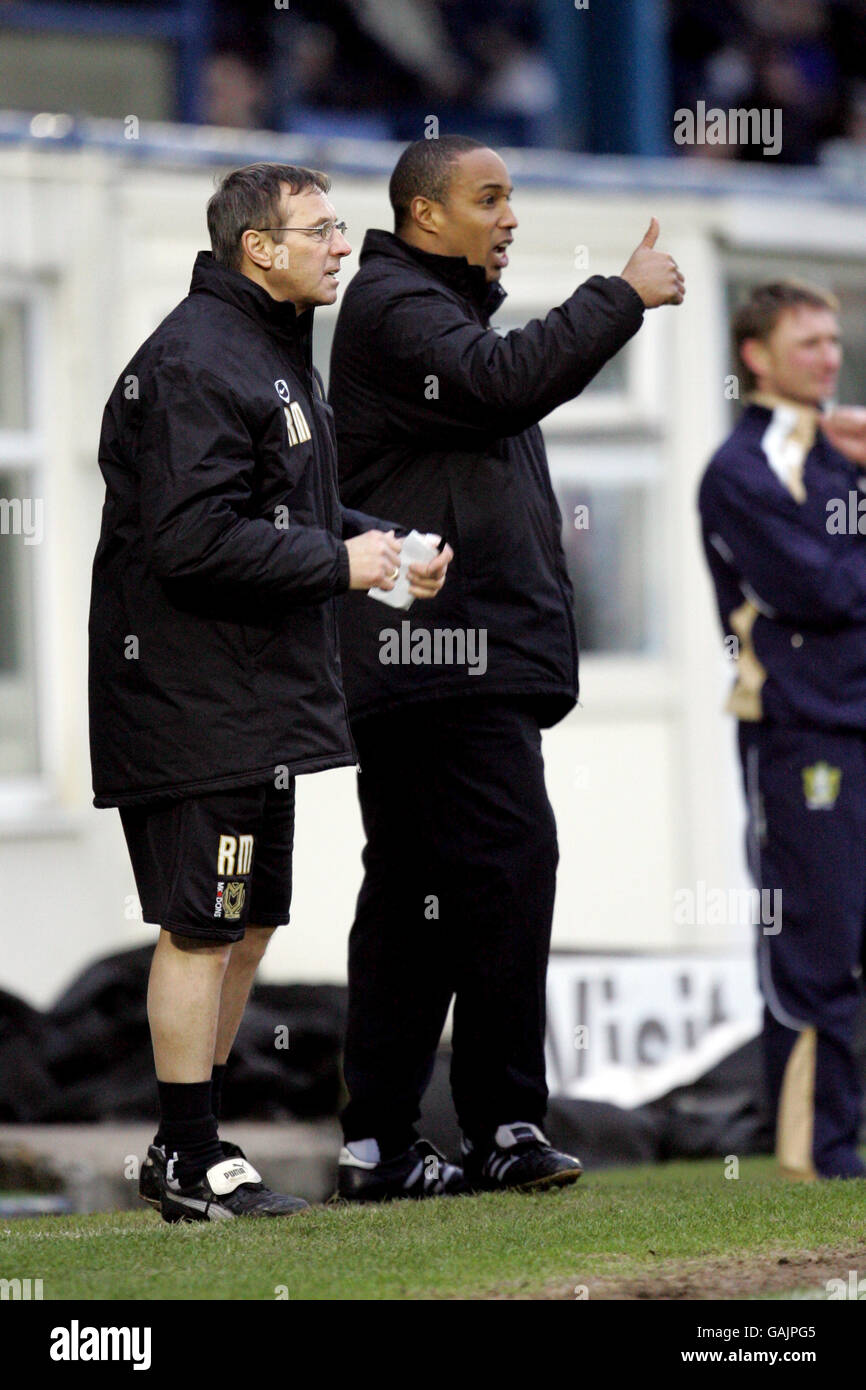 Milton keynes dons assistent -Fotos und -Bildmaterial in hoher ...