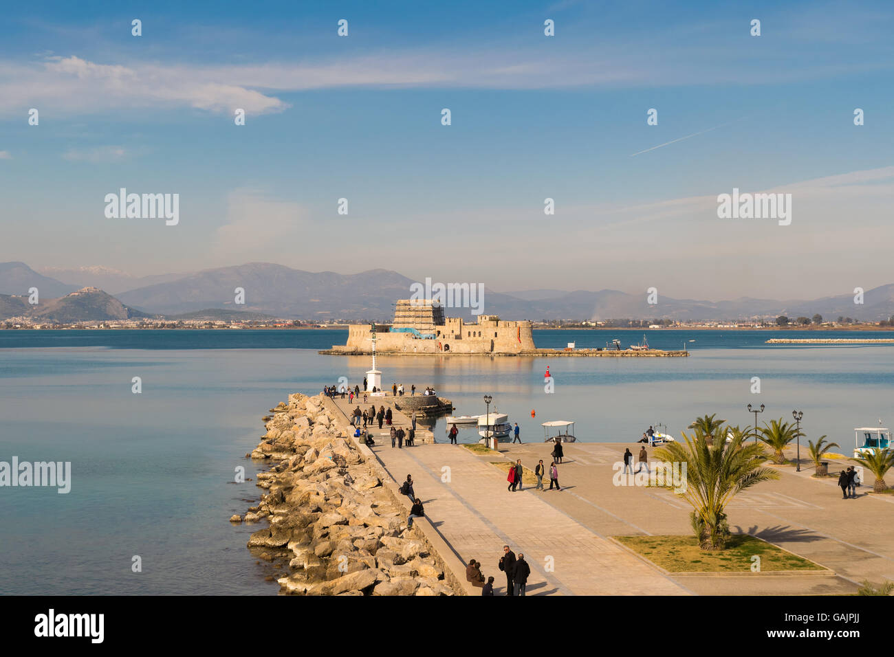 Athen, Griechenland, 27. Dezember 2015. Schöne Landschaft in Nafplio in Griechenland mit Menschen gegen alte Bourtzi Burg und den Himmel. Stockfoto