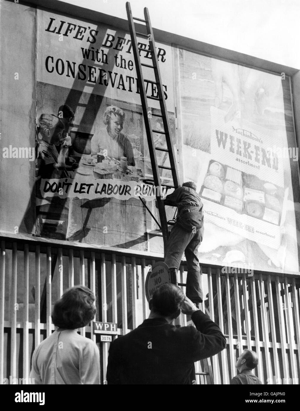 Eines der ersten Plakate für den Wahlkampf, das nach oben geht, befindet sich in der Arthur Street, London. Mit der Auflösung des Parlaments sollte die Kampagne nun in vollem Gange sein und überall im Land werden Plakate entstehen. Konservatives Parteiplakat: "Mit den Konservativen ist das Leben besser. Lasst es nicht von der Arbeit ruinieren.“ September 1959 Stockfoto