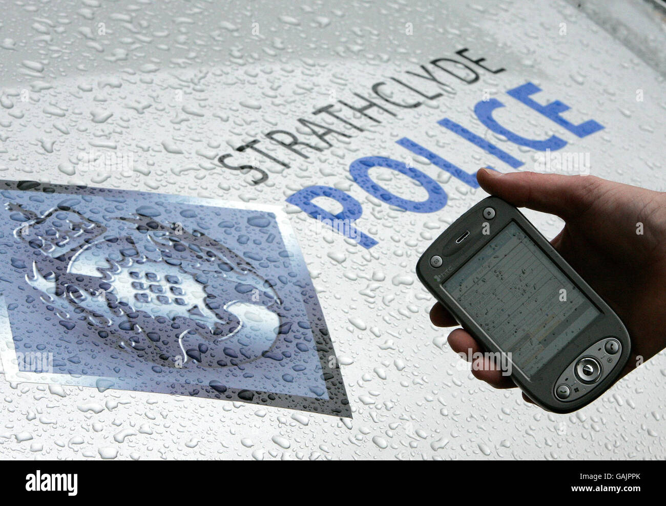 Die Polizei von Strathclyde zeigt ein neues integriertes Computersystem, das auch als Notebook im Takt verwendet werden kann und das auch in Patrouillenfahrzeugen eingebaut ist. Stockfoto