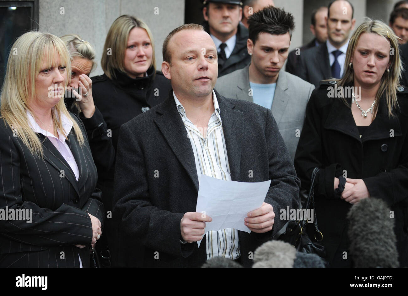 Paul Bowman, Vater von Sally Ann Bowman, liest eine Erklärung mit seiner Frau Linda (ganz links) und den Töchtern Nicole (2. Links) Danielle 3. Links Michelle rechts und Freund Lewis Sproston im Old Bailey, nachdem Mark Dixie heute wegen des Mordes an Sally Anne lebenslang inhaftiert wurde. Stockfoto