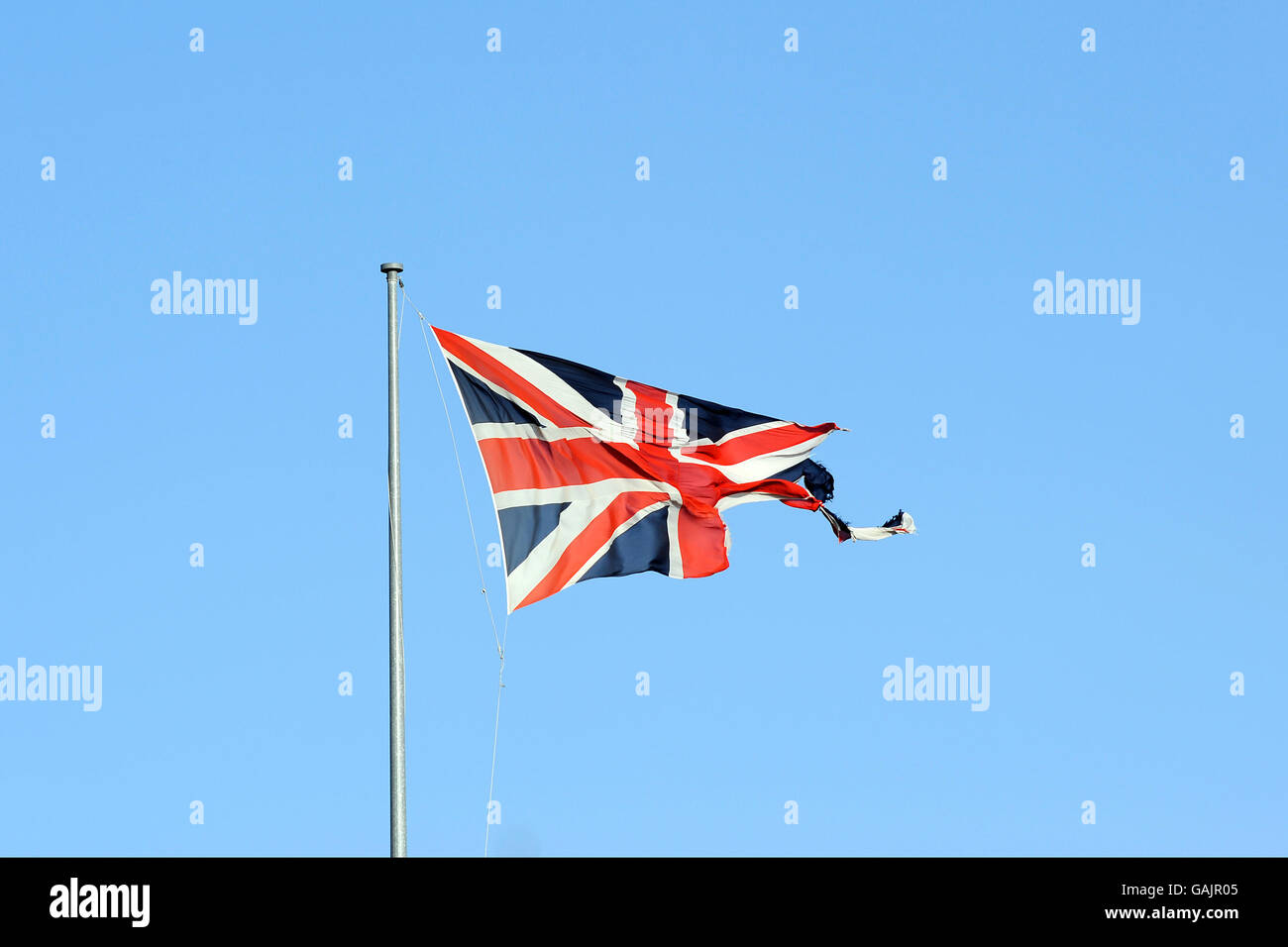 Eine zerrissene Union Jack-Flagge während des Round-Robin-Turniers, das zwanzig Jahre des Turniers auf dem gefrorenen See in St. Moritz, Schweiz, feiert. Stockfoto