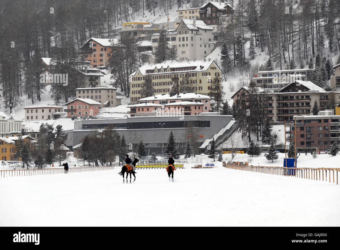 Pferderennen - White Turf - St. Moritz. Eine allgemeine Ansicht der Strecke auf dem zugefrorenen See in St. Moritz, Schweiz. Stockfoto