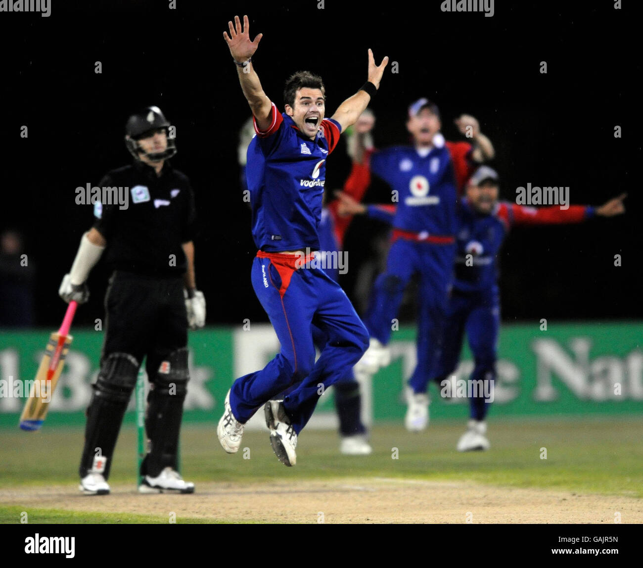 Der englische James Anderson appelliert beim fünften One Day International Spiel im AMI Stadium in Christchurch, Neuseeland, für das Wicket des neuseeländischen Daniel Vettori. Stockfoto