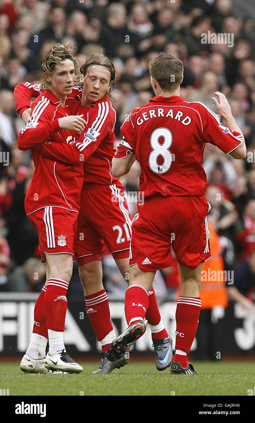 Fußball - Barclays Premier League - Liverpool - Middlesbrough - Anfield. Liverpool Fernando Torres (l) feiert mit seinen Teamkollegen nach dem Tor zum Equalizer Stockfoto