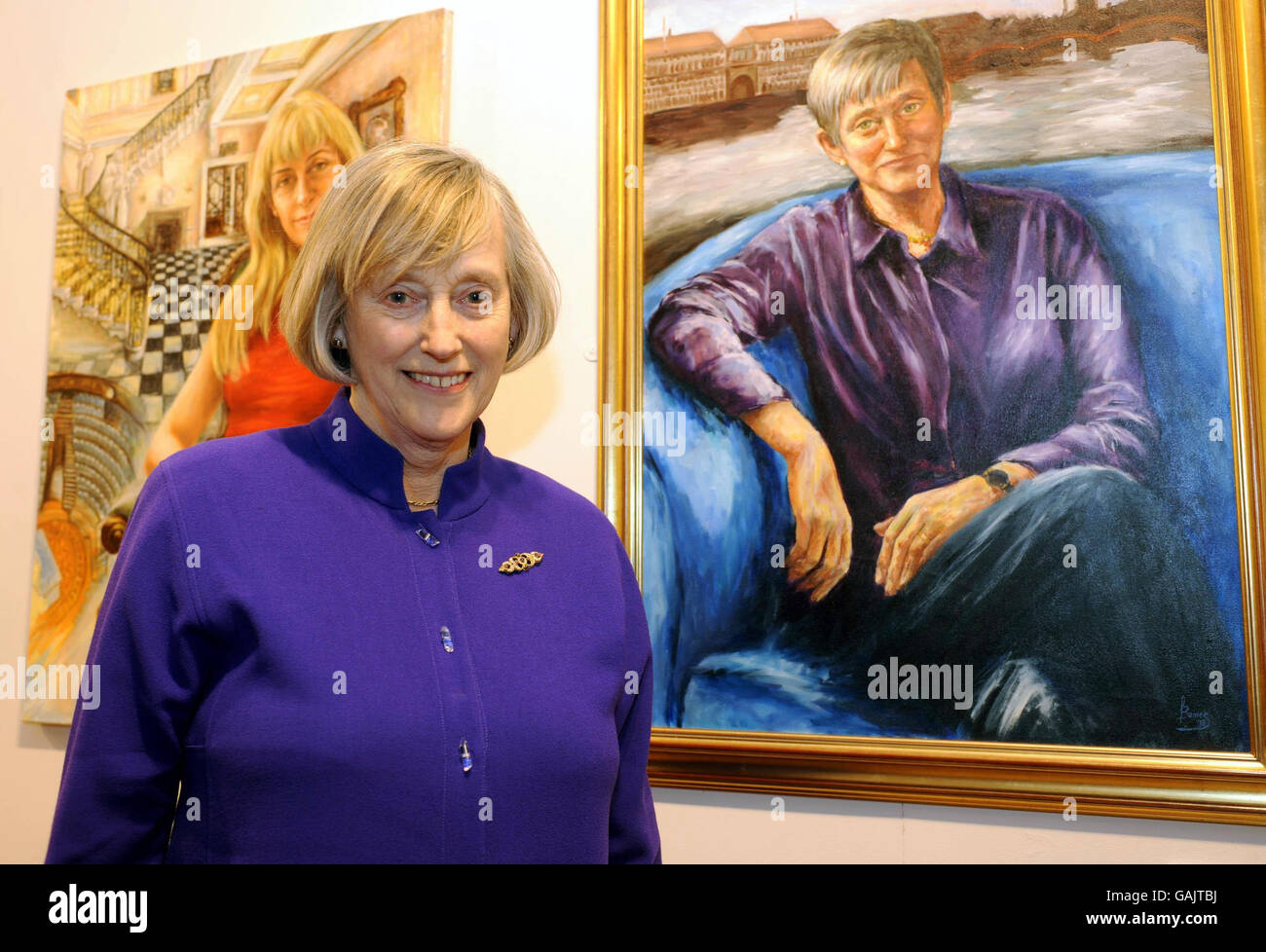 Stella Rimington steht vor ihrem Selbstporträt bei der Fotoausstellung „First Direct 50 Women of Substance“ in den Mall Gallerys im Zentrum von London. Stockfoto