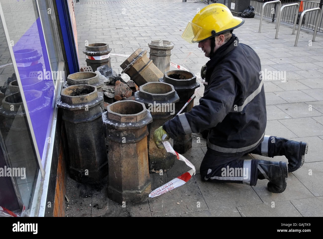 Feuermannschaften in Hull bekämpfen heute nach dem Erdbeben einen der zahlreichen eingestürzten Schornsteinstapel in der Stadt. Stockfoto