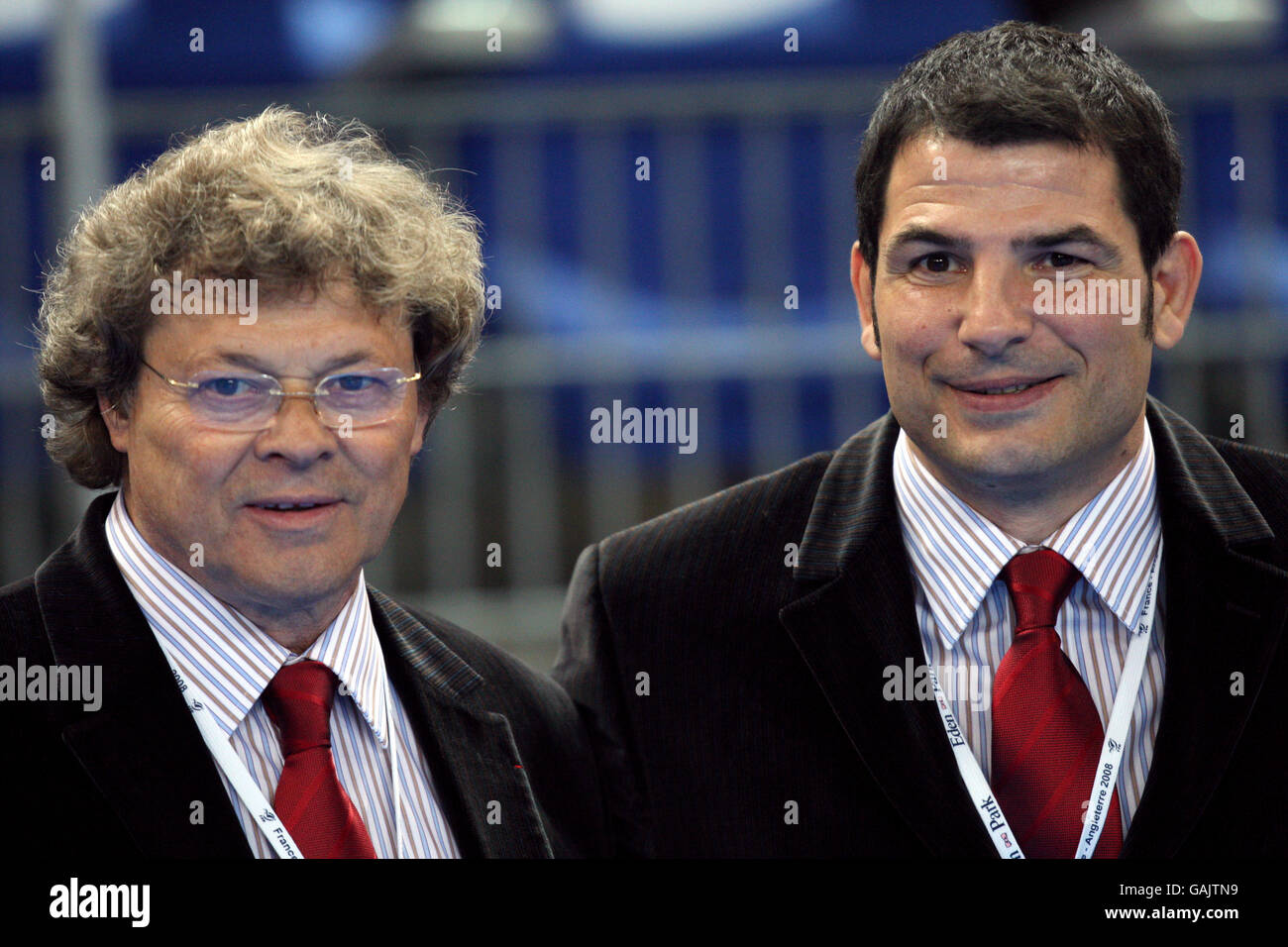 Rugby Union - RBS 6 Nations Championship 2008 - Frankreich gegen England - Stade de France. Frankreichs Assistenztrainer Jo Maso (l) und Cheftrainer Marc Lievremont an der Tribüne Stockfoto