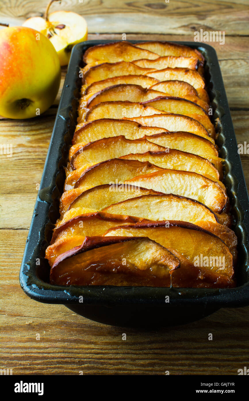 Verglaste rustikaler Apfelkuchen, Fruchtdessert, Herb, selektiven Fokus Stockfoto