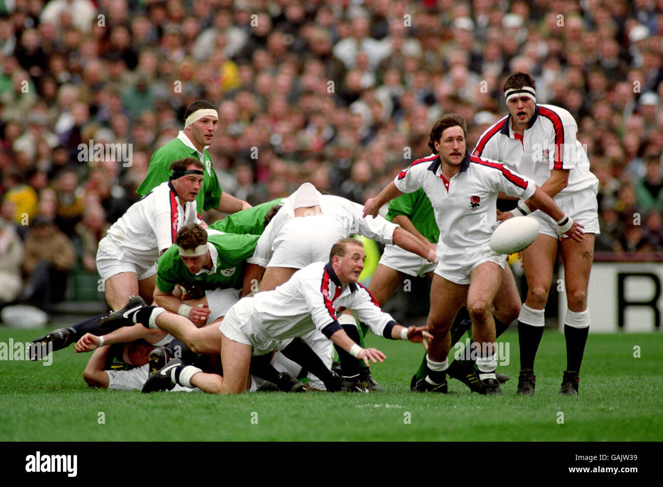 Rugby Union - Five Nations Championship - Irland - England. DEWI MORRIS (ENG) FÜTTERT SEINE RÜCKENLINIE. IRLAND V ENGLAND IN DUBLIN. Stockfoto