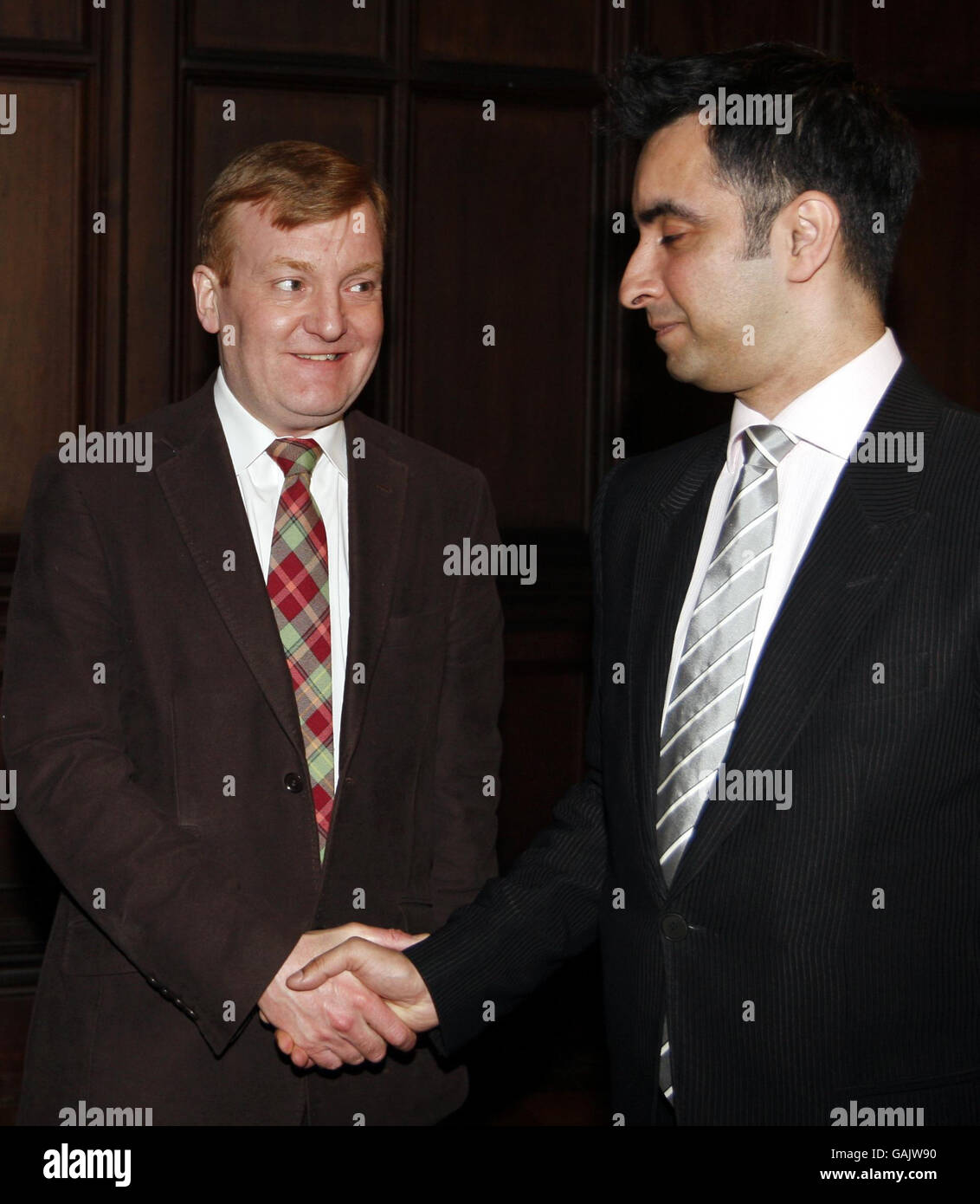 Charles Kennedy, der die Pfarrwahlen an der University of Glasgow gewann, verlor den Kandidaten Aamer Anwar (rechts). Stockfoto