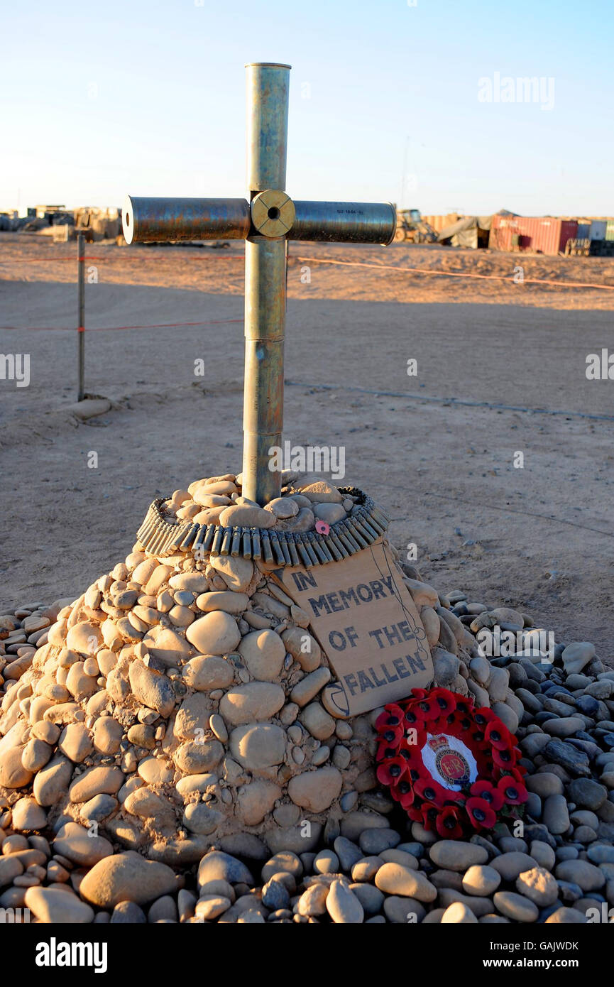 Ein Mahnmal aus leeren 105-mm-Panzerkasten erinnert an gefallene Soldaten auf der FOB (vorwärts operierender Stützpunkt) Dwyer in der afghanischen Provinz Helmand. Stockfoto