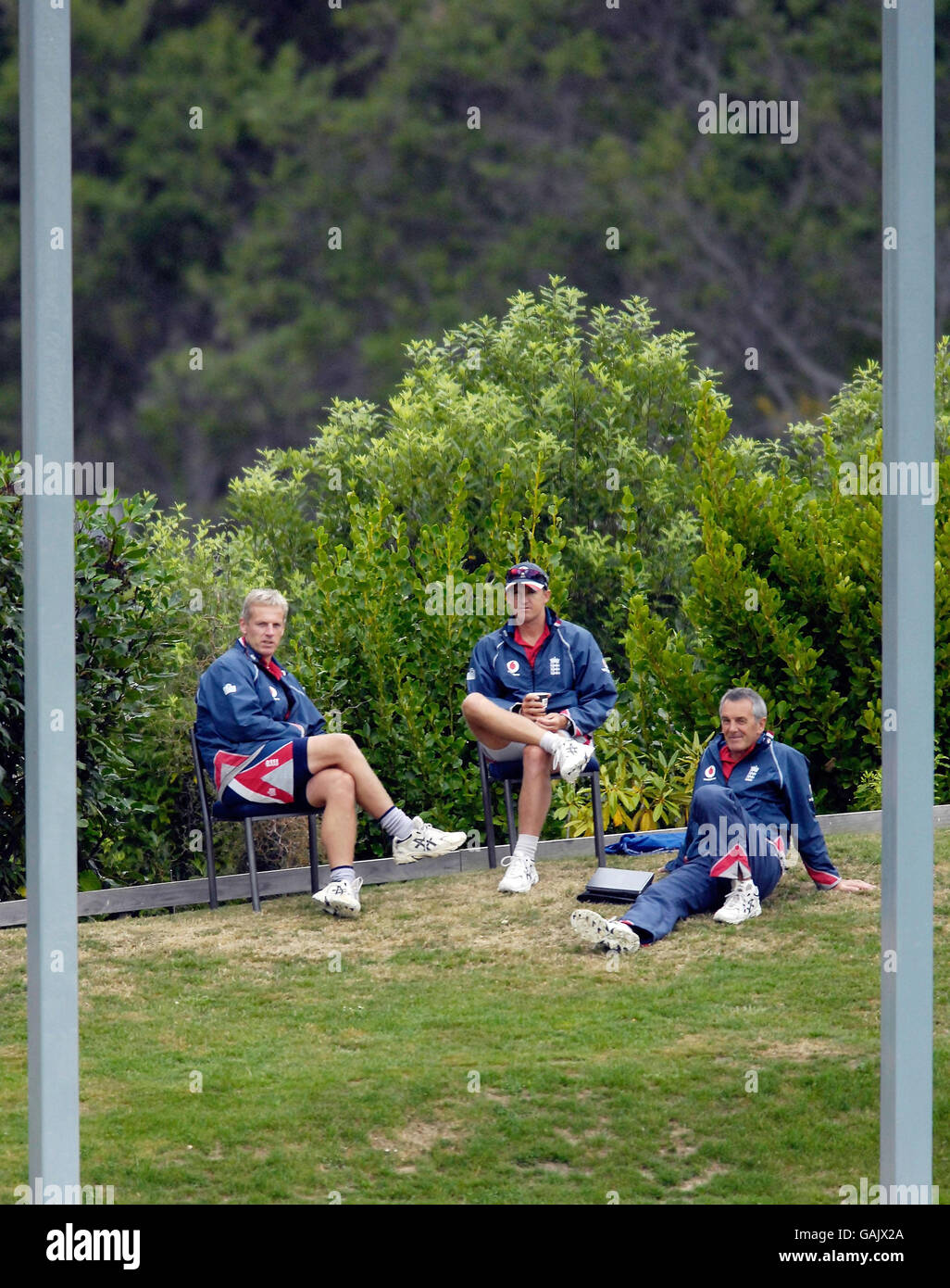 England Trainer Peter Moores (links) Andy Flowers und Manager Phil Neale während des Spiels an der University Oval, Otago University, Neuseeland. Stockfoto