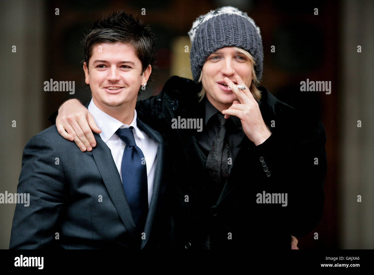 Zwei ursprüngliche Mitglieder der Popgruppe Busted, Owen Doyle (links) und Ki McPhail vor dem High Court in London. Stockfoto