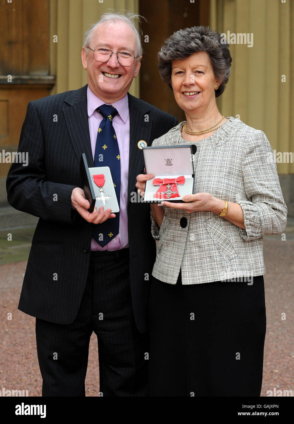 Joyce Smith im Buckingham Palace, nachdem sie ihren MBE von der Queen gesammelt hatte. Sie wurde von Ehemann Richard begleitet, der vor zwei Jahren einen MBE erhielt. Stockfoto