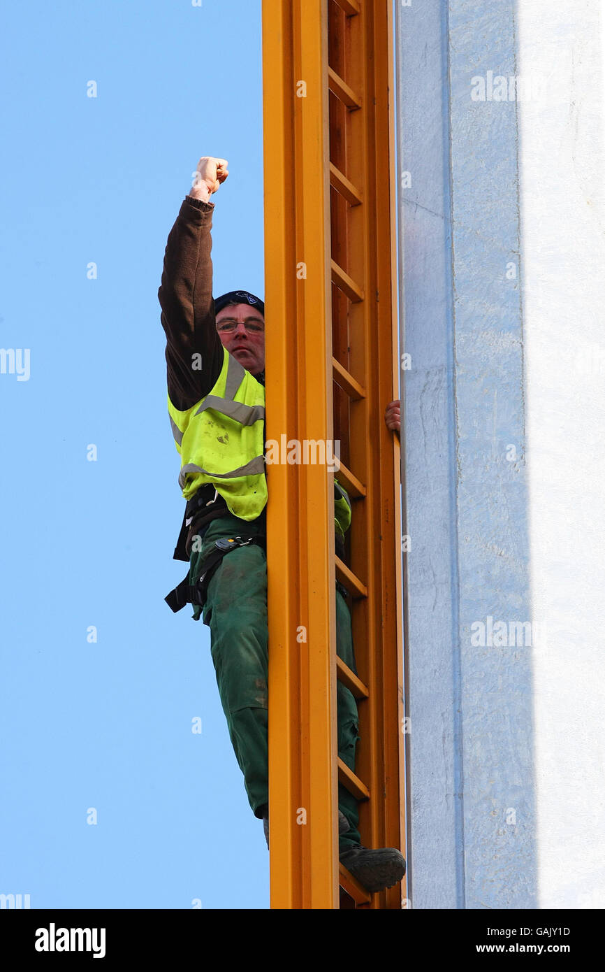 Paul Hansard auf dem 100-Fuß-Kran, den er zuvor in einem Protest gegen Bezahlung auf einer Baustelle in Dublin bestiegen hatte. Stockfoto