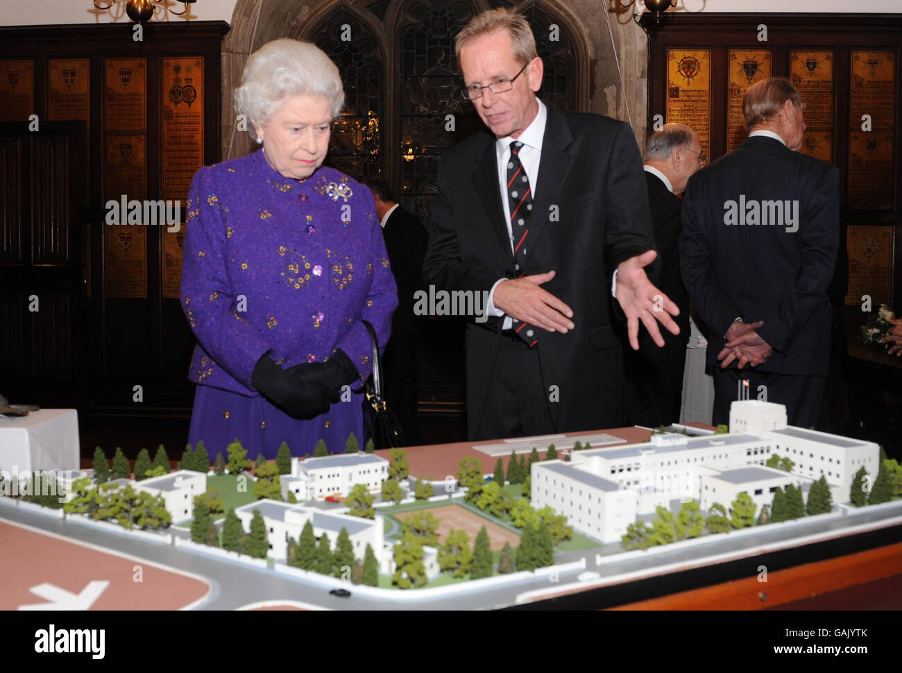 Die Königin wird heute auf einer Veranstaltung in London anlässlich des 125. Jahrestages des St. John of Jerusalem Eye Hospital von Robert Krehl als Modell des St. John of Jerusalem Eye Hospital gezeigt. Stockfoto