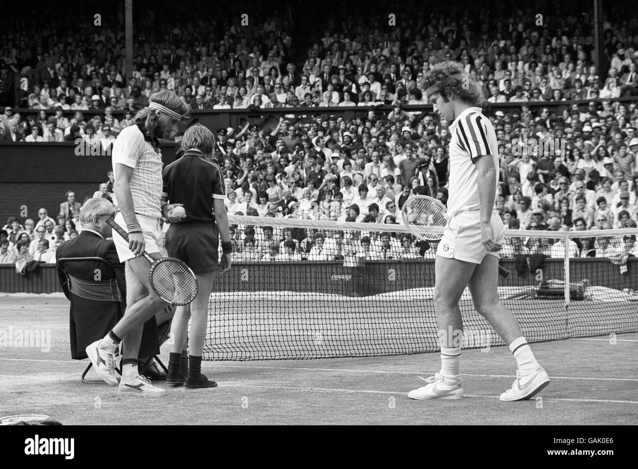 Der Schwede Bjorn Borg tauscht die Seiten mit John MacEnroe am Center Court in Wimbledon aus, wo er seinen fünften Einzel-Titel in Folge mit einem spannenden fünf-Sätze-Sieg über den 21-jährigen Amerikaner John McEnroe gewann. Stockfoto