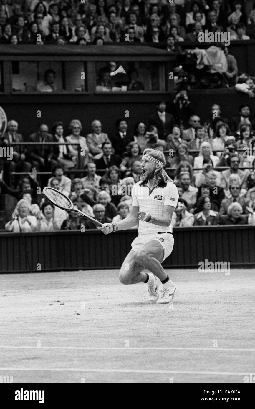 Der Schwedische Bjorn Borg versinkt auf dem Center Court in Wimbledon in die Knie, als er seinen fünften Einzel-Titel in Folge mit einem spannenden fünf-Sätze-Sieg über den 21-jährigen Amerikaner John McEnroe gewann. Stockfoto