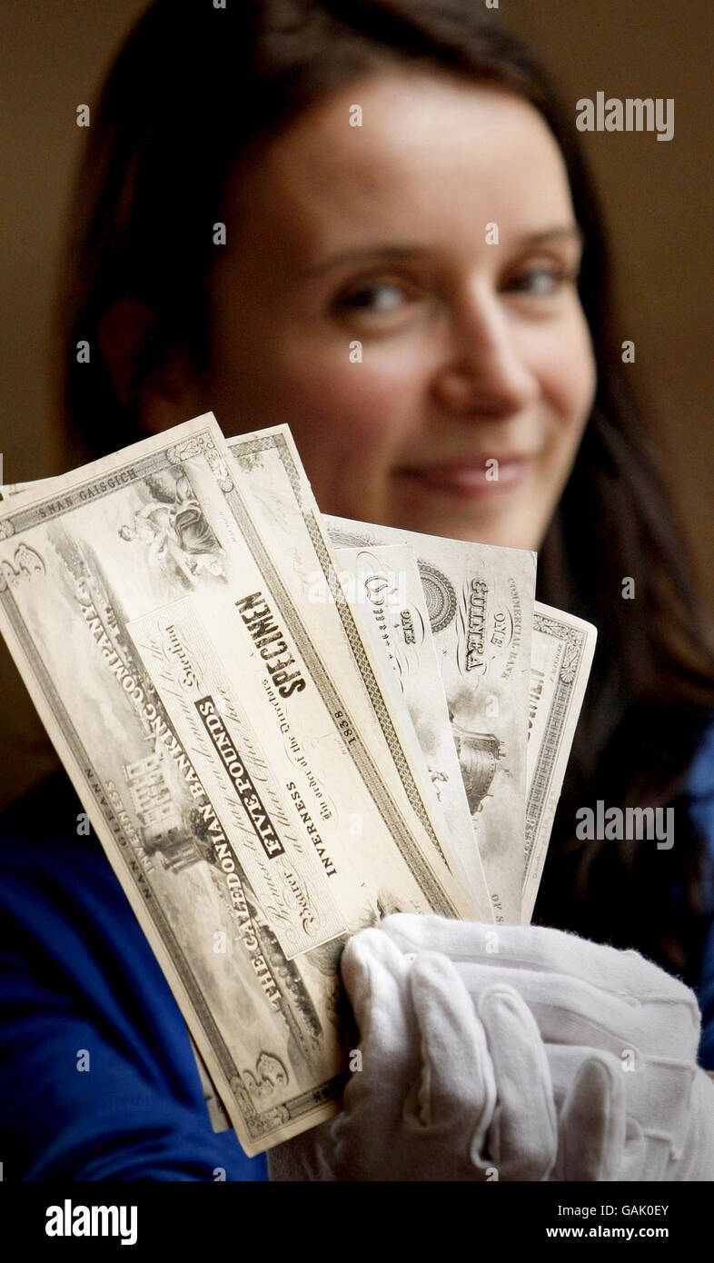 STANDALONE-FOTO Lyon und Turnbull-Mitarbeiterin Elana Ratcheva mit einem Teil einer einzigartigen Sammlung seltener und nicht eingezeichneter schottischer und englischer Banknoten aus dem 19. Jahrhundert. Stockfoto