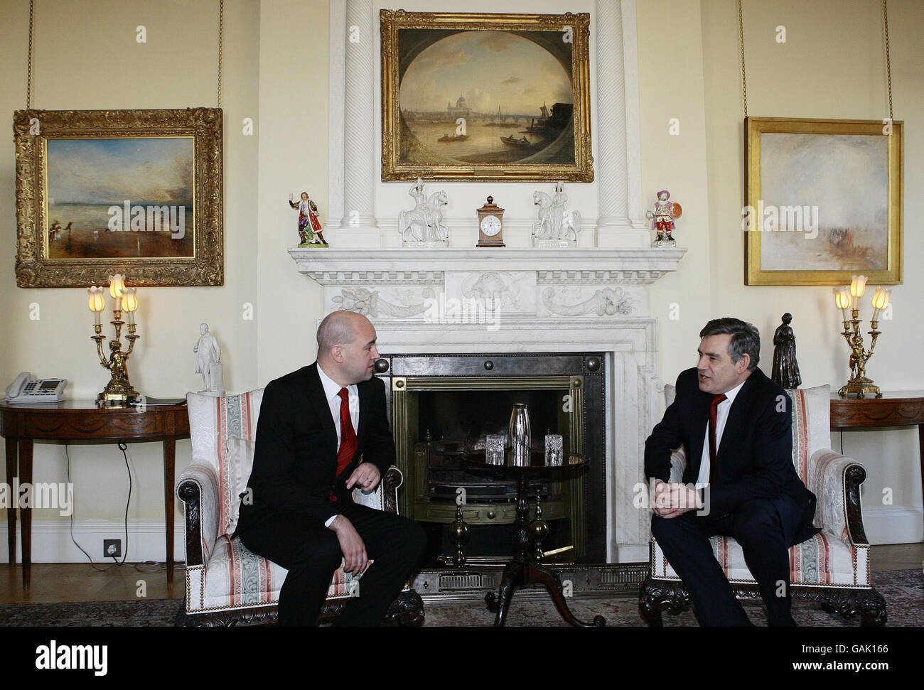 Der britische Premierminister Gordon Brown (rechts) trifft den schwedischen Premierminister Fredrik Reinfeldt in der Downing Street 10, London. Stockfoto