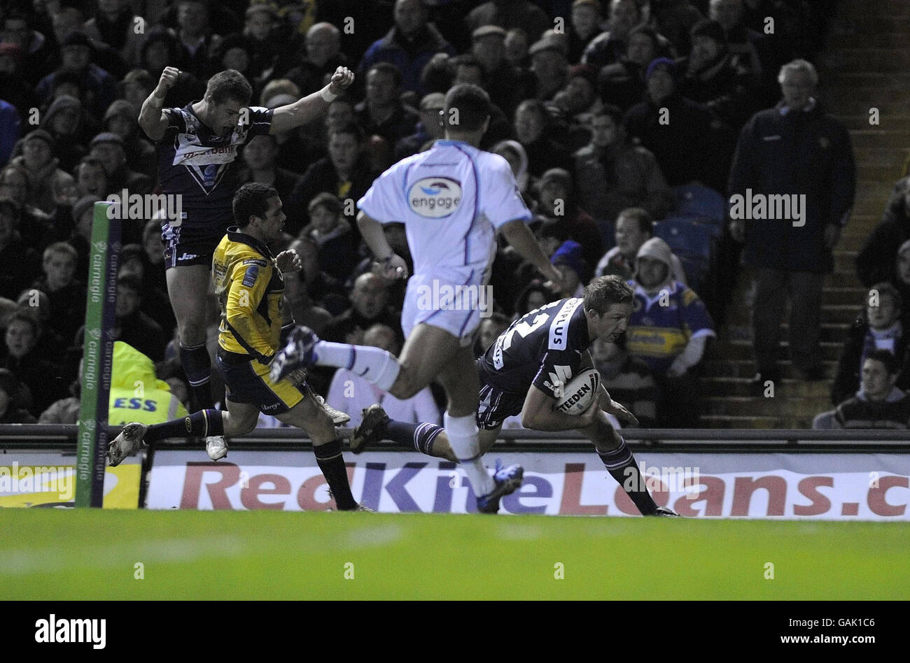 Ryan Hoffman von Melbourne Storm erzielt den ersten Versuch gegen Leeds Rhinos beim Spiel der Carnegie World Club Challenge in der Elland Road, Leeds. Stockfoto