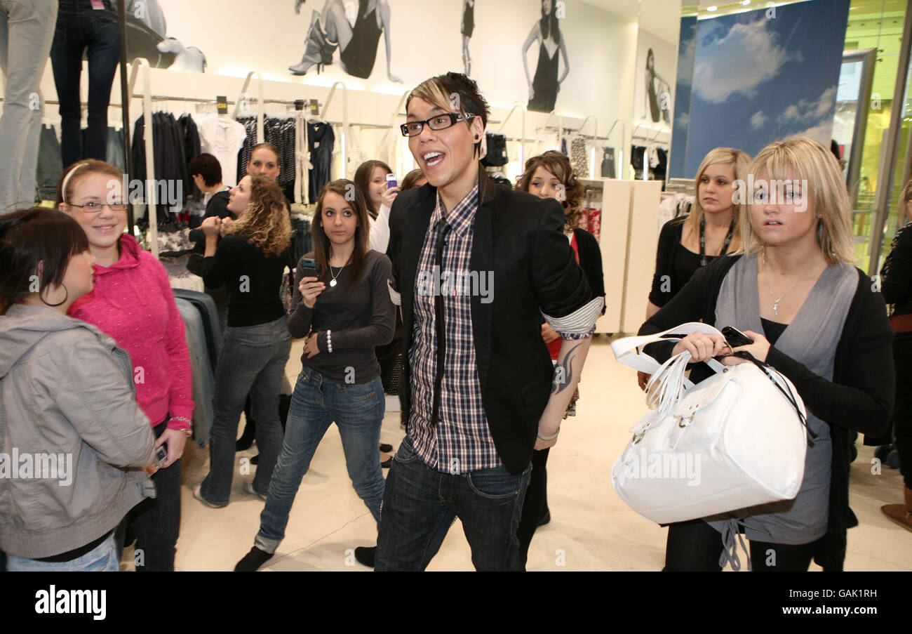 Der Starist und TV-Moderator Gok Wan besucht „New Look“ im Bluewater Shopping Center, um die Gewinner des Wettbewerbs, Kent, zu überholen. Stockfoto