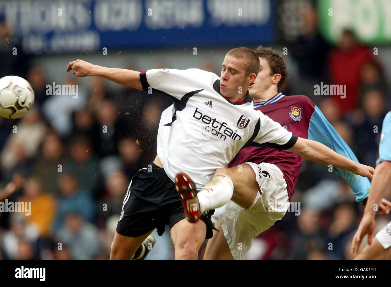 (L-R) ulhams Sean Davis und Michael Carrick von West Ham United Kampf um den Ball Stockfoto