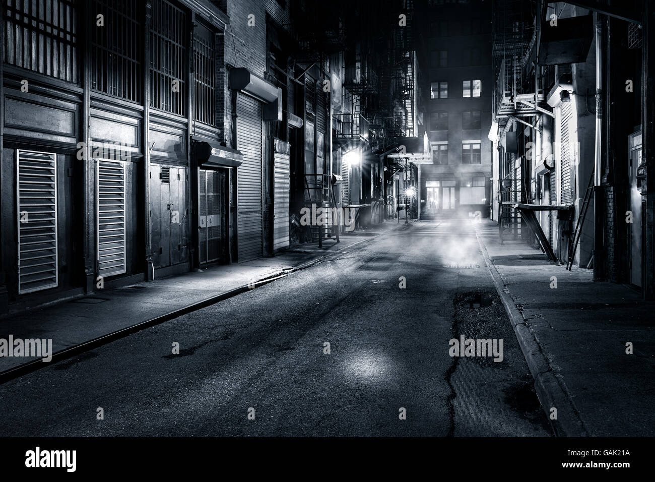 Stimmungsvolle monochrome Ansicht Cortlandt Gasse bei Nacht, in Chinatown in New York City Stockfoto