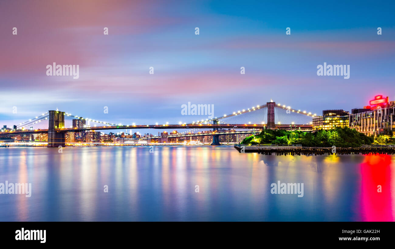 Beleuchtete Brooklyn Bridge in der Dämmerung von Pier2 Park in New Yok Stadt betrachtet Stockfoto