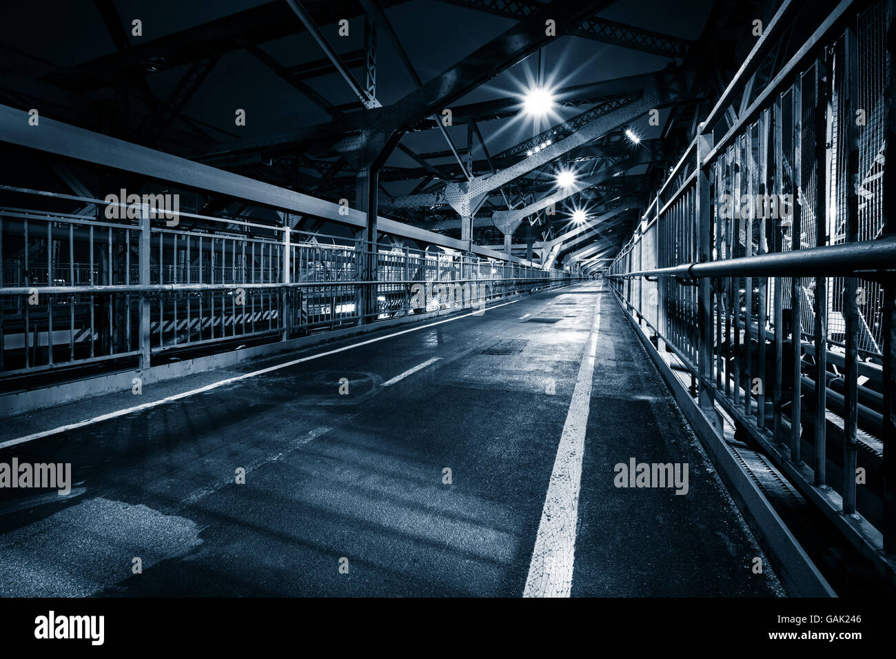 Stimmungsvolle monochrome Ansicht der Williamsburg Brücke Fußgängerweg bei Nacht in New York City Stockfoto