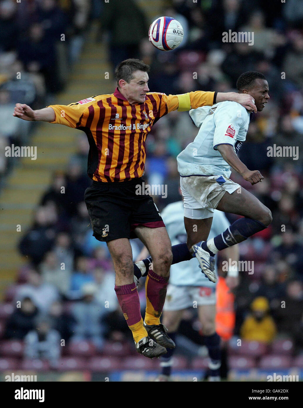 Jon Nurse von Dagenham & Redbridge und David Wetherall von Bradford City in Aktion während des Coca-Cola League Two Spiels bei der Valley Parade in Bradford. Stockfoto