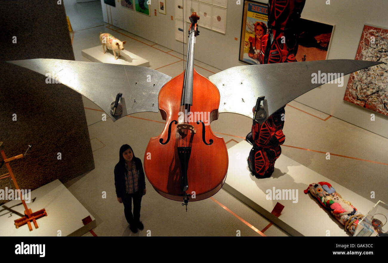 Miss Wing-Sie Chan, eine kuratorische Praktikantin an der Barbican Art Gallery in der City of London, studiert den fliegenden Kontrabass von Ben Patterson, eine Ausstellung im Martian Museum of Terrestrial Art Exhibition. Stockfoto