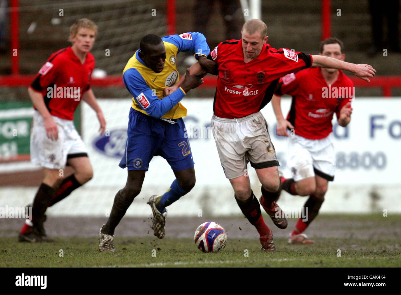 Toumani Dingouraga (links) von Hereford kämpft im zweiten Spiel der Coca-Cola League im Fraser Eagle Stadium, Accrington, um den Ball mit dem Accrington-Sänger Ian Craney. Stockfoto