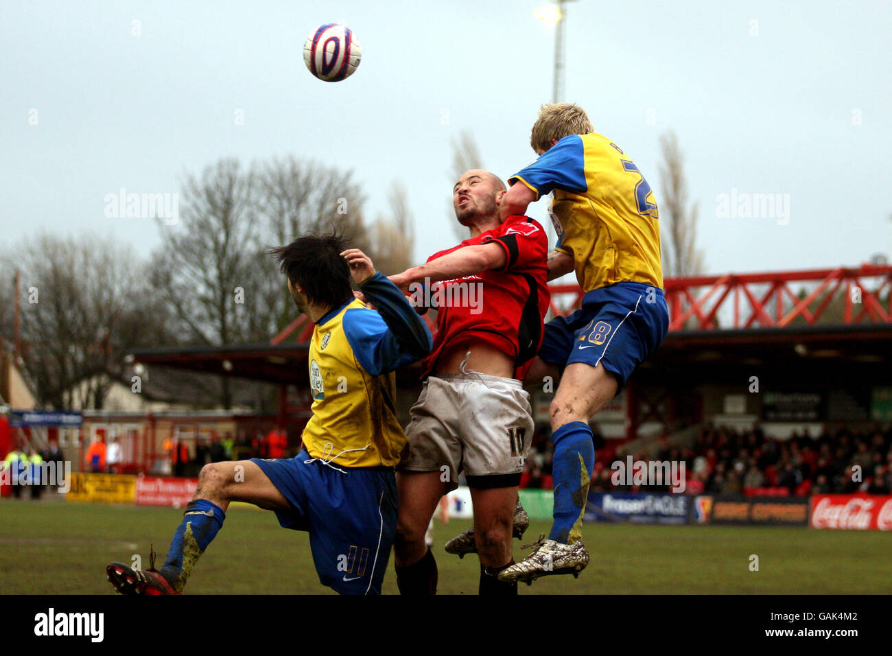 Herefords Dean Beckwith (rechts) und Clint Easton (links) räumen während des Coca-Cola League Two-Spiels im Fraser Eagle Stadium, Accrington, den Ball vor Accrington's Paul Mullin (Mitte) ab. Stockfoto