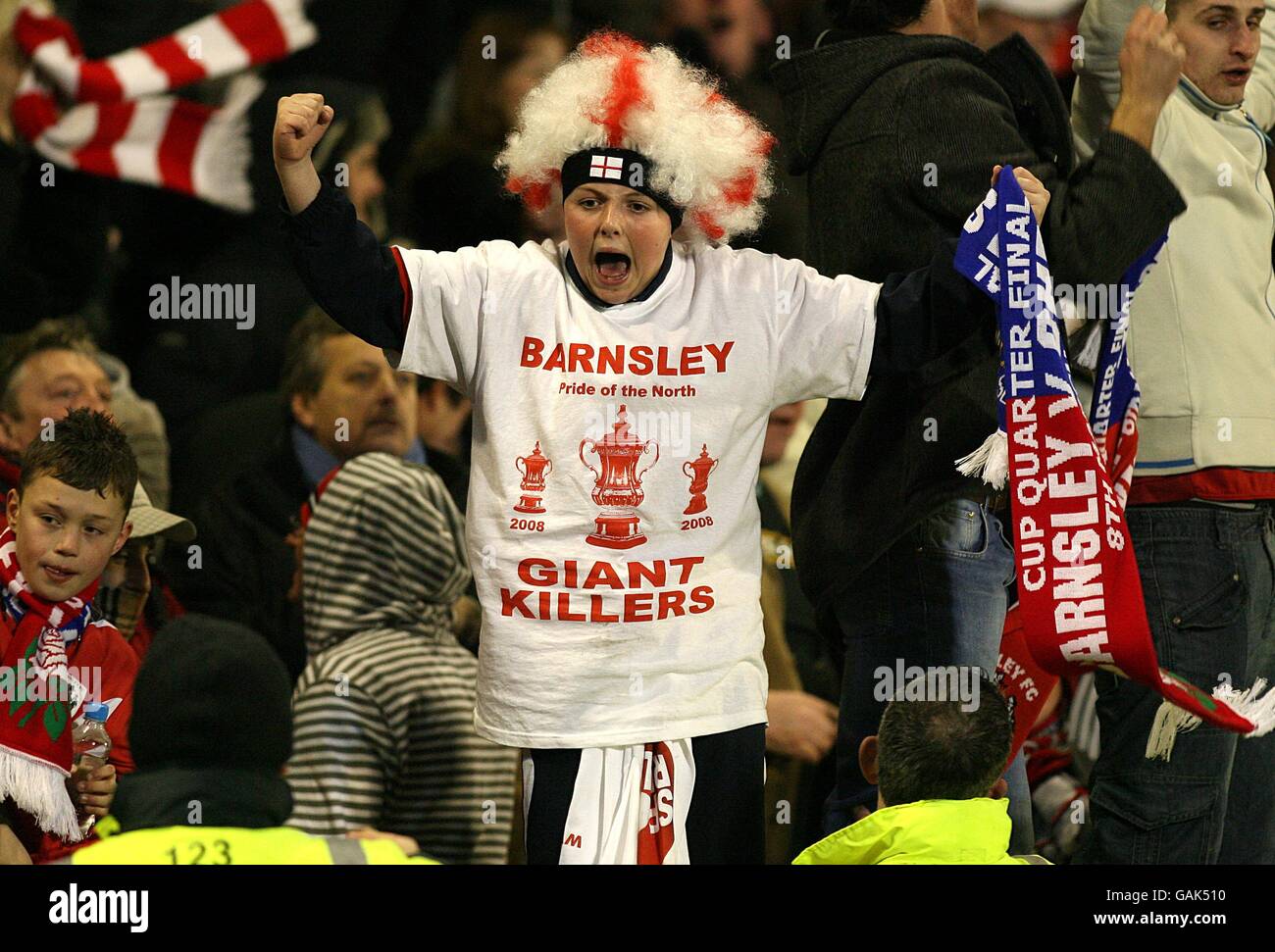 Ein junger Barnsley-Fan feiert in den Tribünen, nachdem Kayode Odejayi das erste Tor des Spiels erzielt hat. Stockfoto