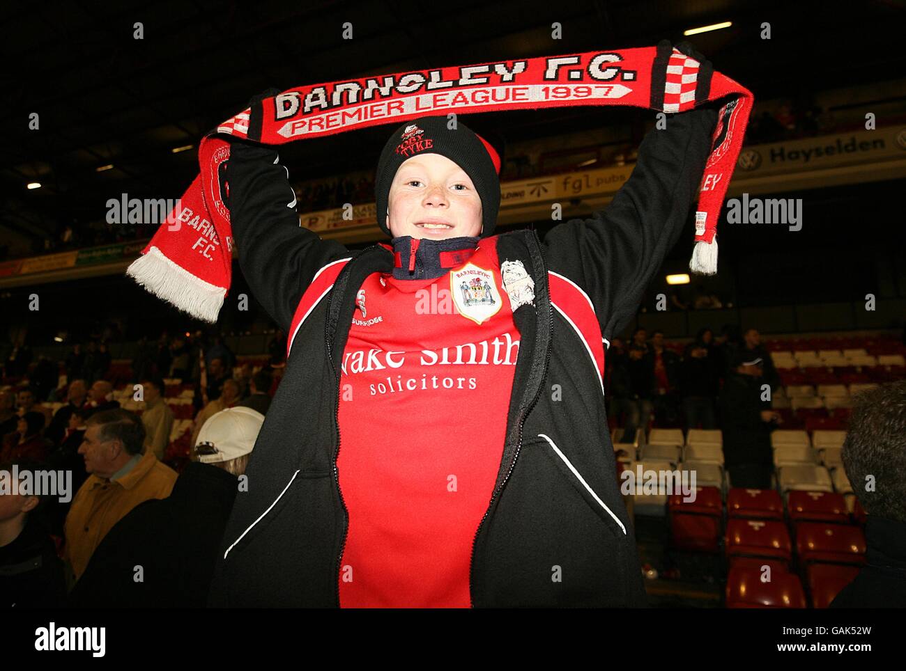 Fußball - FA Cup - Sechste Runde - Barnsley gegen Chelsea - Oakwell. Ein junger Barnsley-Fan feiert den Sieg auf dem Platz nach dem letzten Pfiff. Stockfoto