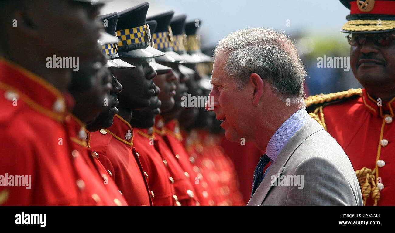 Prinz Charles inspiziert eine Ehrenwache in Jamaika. Stockfoto