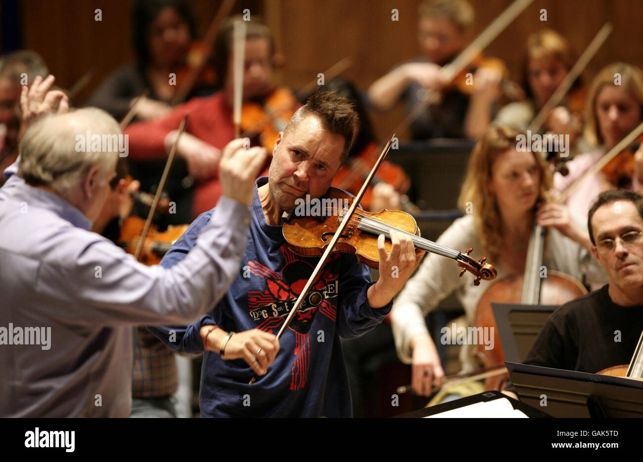 Nigel Kennedy tritt mit dem Royal Philharmonic Orchestra auf, während der Proben von Elgars Violinkonzert vor ihrem Konzert, in der Royal Festival Hall in London. Stockfoto