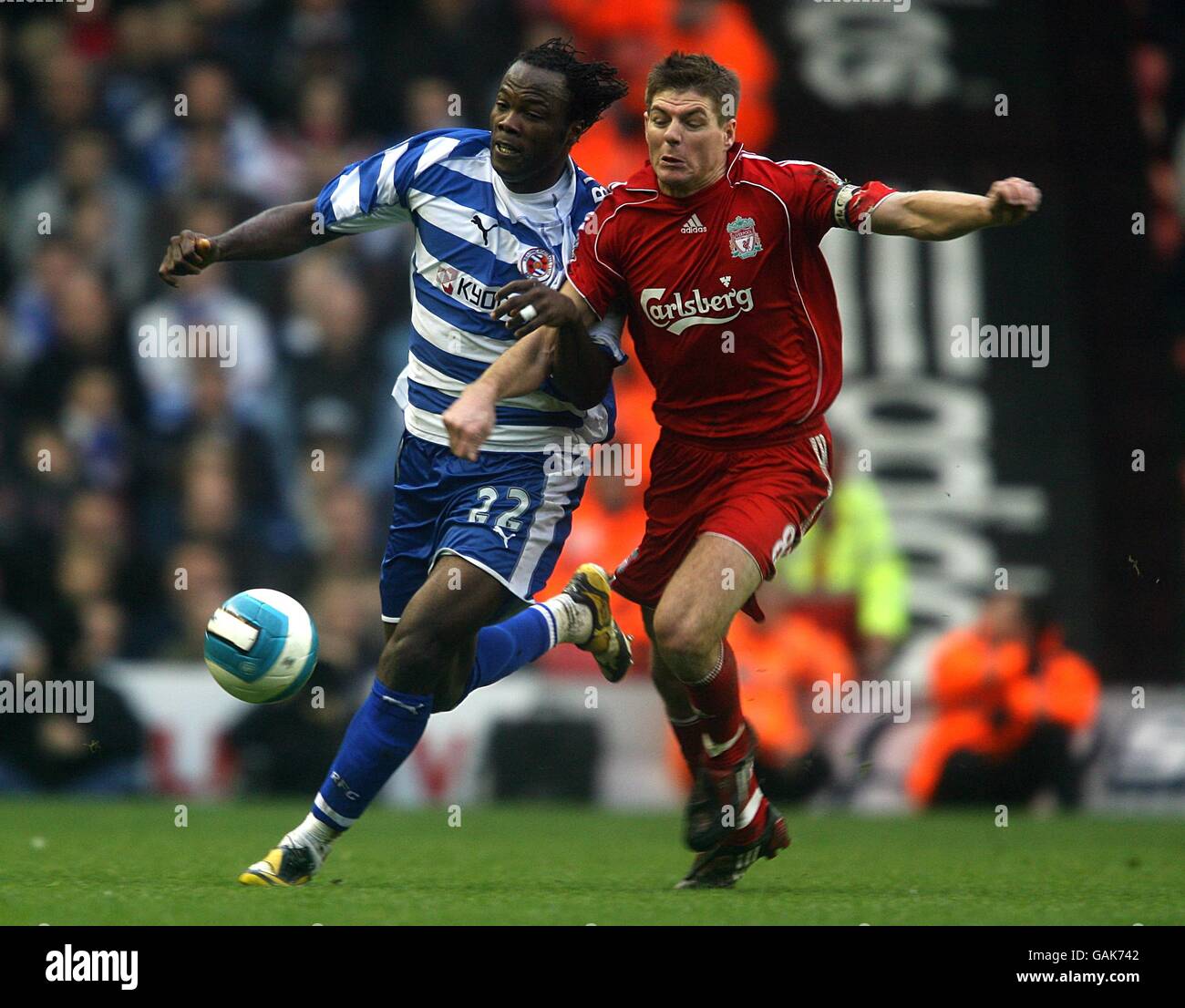 Fußball - Barclays Premier League - Liverpool V Reading - Anfield. Andre Bikey von Reading und Steven Gerrard von Liverpool kämpfen um den Ball. Stockfoto