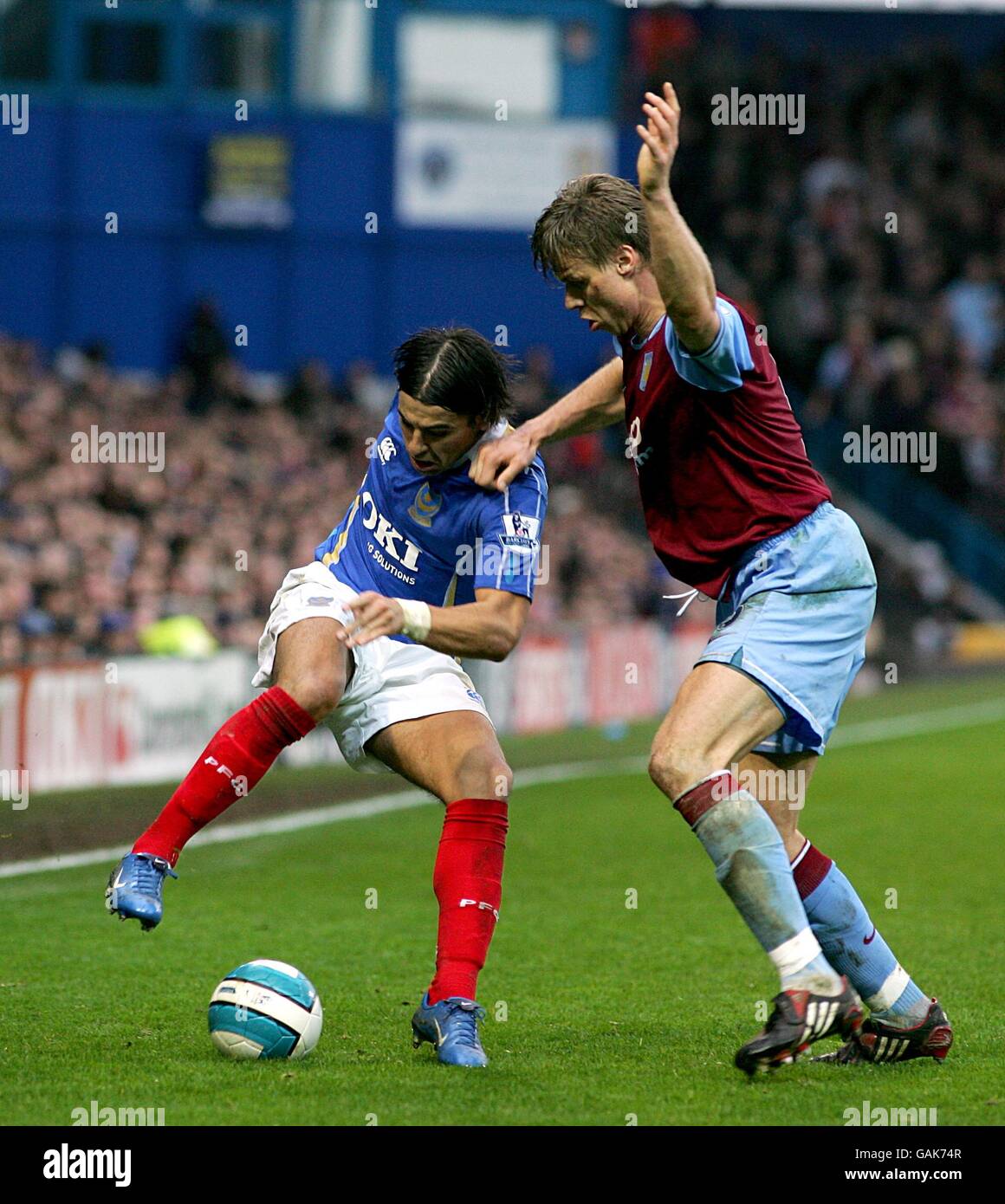 Fußball - Barclays Premier League - Portsmouth / Aston Villa - Fratton Park. Martin Laursen von Aston Villa und Milan Baros von Portsmouth (links) kämpfen um den Ball Stockfoto