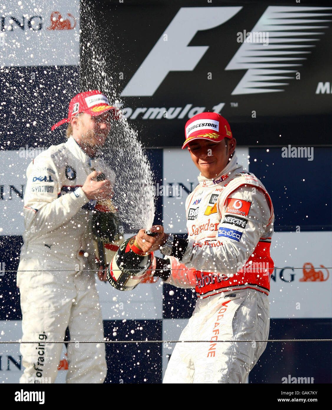 Lewis Hamilton (r) von McLaren feiert seinen Sieg beim Grand Prix der Formel 1, Australien, im Albert Park, Melbourne, Australien. Stockfoto