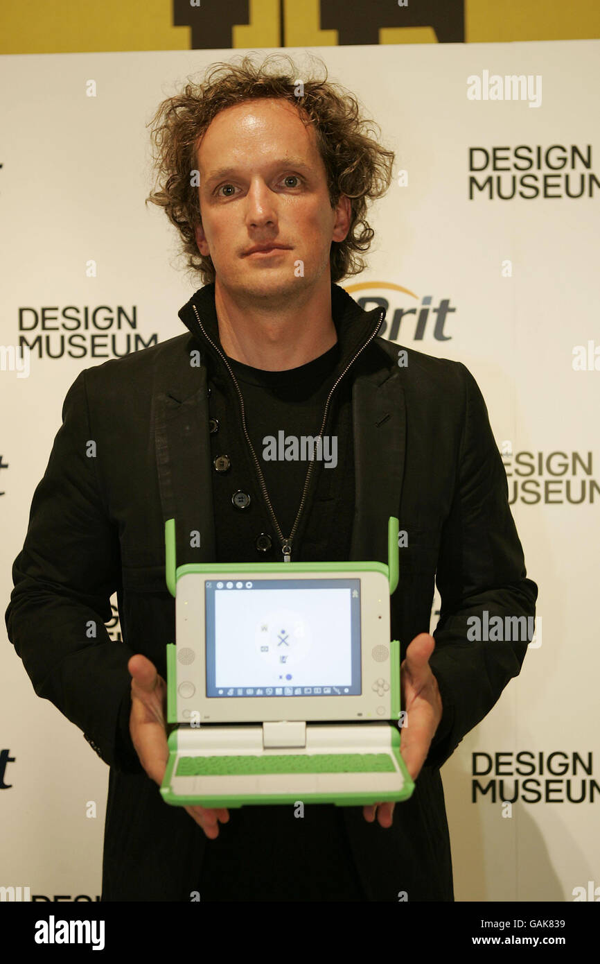 Insgesamt Gewinner des Brit Insurance Design Award Yves Behar mit seinem Produkt One Laptop per Child bei den Brit Insurance Design Awards im Design Museum, London. Stockfoto